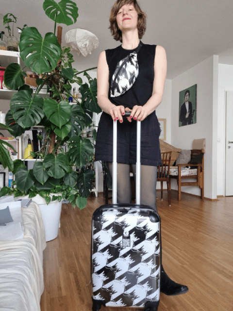 Animated gif of Lene Kieberl with matching bag and trolley in design Duotone Geofrogs by lenes_linien