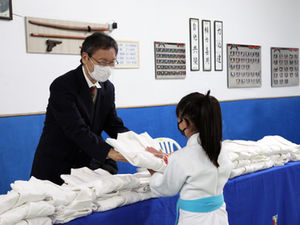 Instituição de Kosei Inoue doa tatamis e judogis para projeto social de Curitiba e Associação de Jud