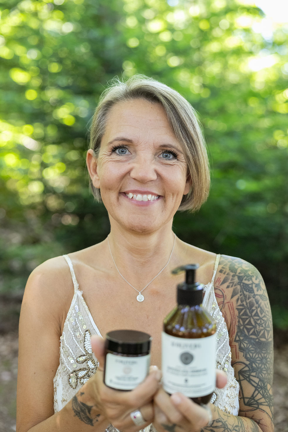 Ursula Parpan aus Schneisingen lächelt mit Pflegeprodukten von Oliveda