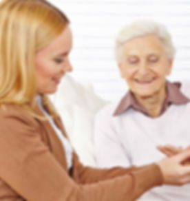 高齢者の女性を支援する薬剤師