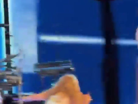 Shakira cai em show, levanta com estilo e diverte fãs