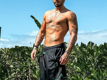 Zé Felipe reagindo de forma inesperada e arremessando o celular de influenciadora
