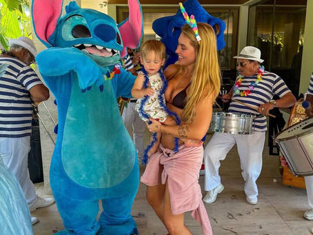Vinícius Júnior promove bloquinho de carnaval para filhos de Virginia