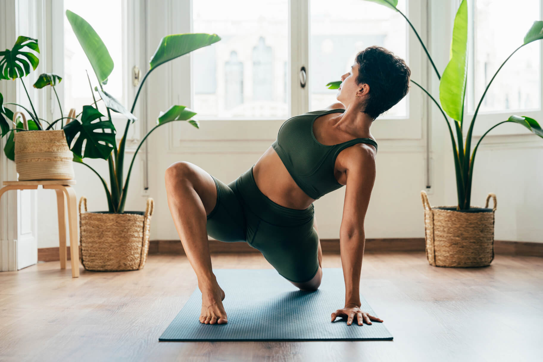 Prática de Vinyasa Yoga com movimento consciente no Instituto Ísvara