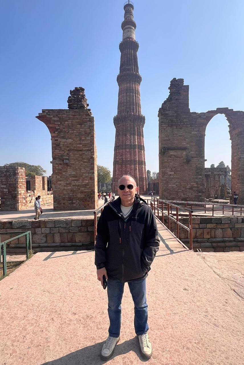 Andrés visitando Kutub Minar