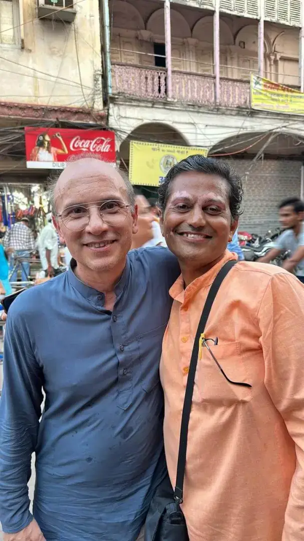 Andrés e Shiv abraçados