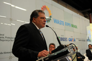 Ministro defende política de resíduos sólidos