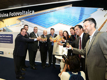 Prefeito prestigia instalação de projeto empresarial de energia solar