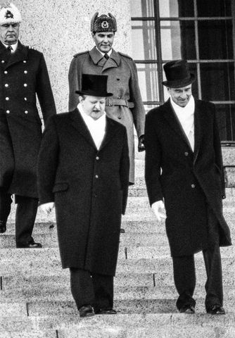 Suomen tasavallan presidentti Martti Ahtisaari ja presidentti Mauno Koivisto eduskuntatalon portailla 1.3.1994