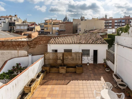 Las compraventas de viviendas vuelven a caer en agosto y las hipotecas se moderan, según los notarios