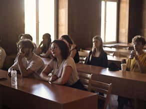Fotografie ze zahajovací zkoušky muzikálu Stiny pod věží.