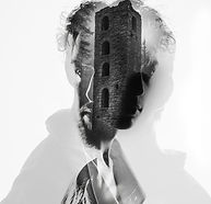 “Pod věží, kde se soudí i miluje, vyroste láska, která zboří zdi mlčení. Až teprve smrt dvou nevinných probudí vesnici z letitého spánku a zvedne hlasy proti temnotě, kterou volali Bohem.”