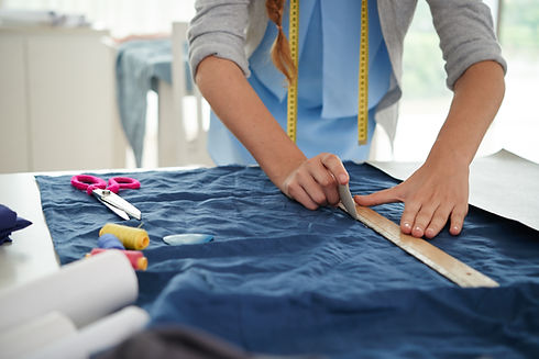 homem desenhando em tecido para fabricação de uniforme