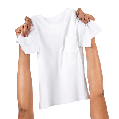 mão segurando camisa brnaca personalizada ou lisa