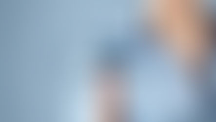 Cilvēks rāda ar pirkstu uz konkrētu uzņēmēja 3d ikonu