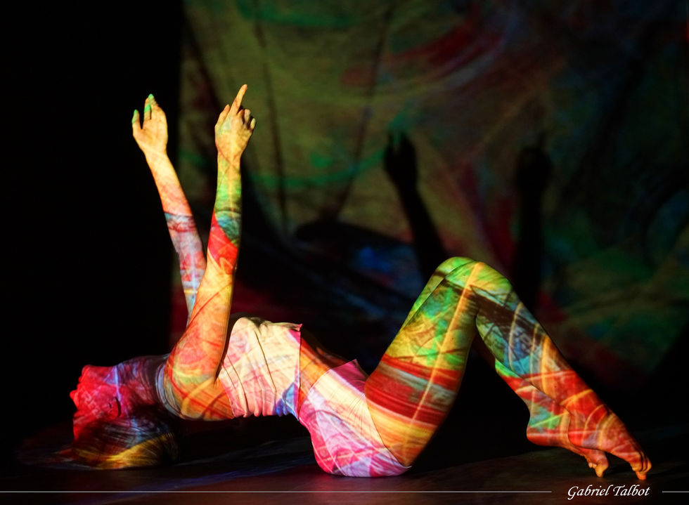 Je me laisse traverser par la couleur, habitée par la projection et la pulsation du sol.