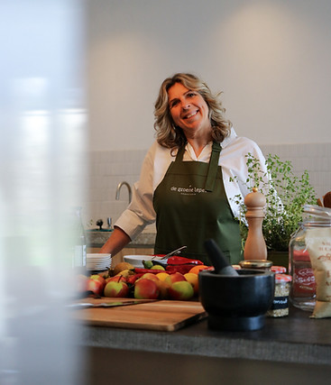 Gastheer presenteert verse ingrediënten tijdens kookworkshop bij De Groene Lepel kookstudio