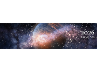 Planeta cósmico com nebulosa galáctica em tons de violeta e azul, imagem mística usada como banner para previsões de 2026.