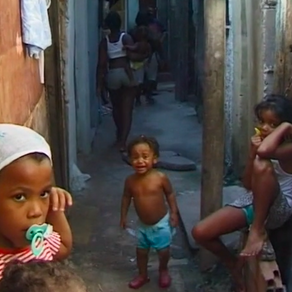 Zwischen Mauern und Favelas