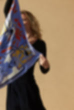photo d’une mannequin présentant le foulard de soir motif Gujarat