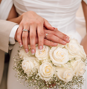 Brautstrauß und Hochzeitsringe – stilvolle Detailaufnahme