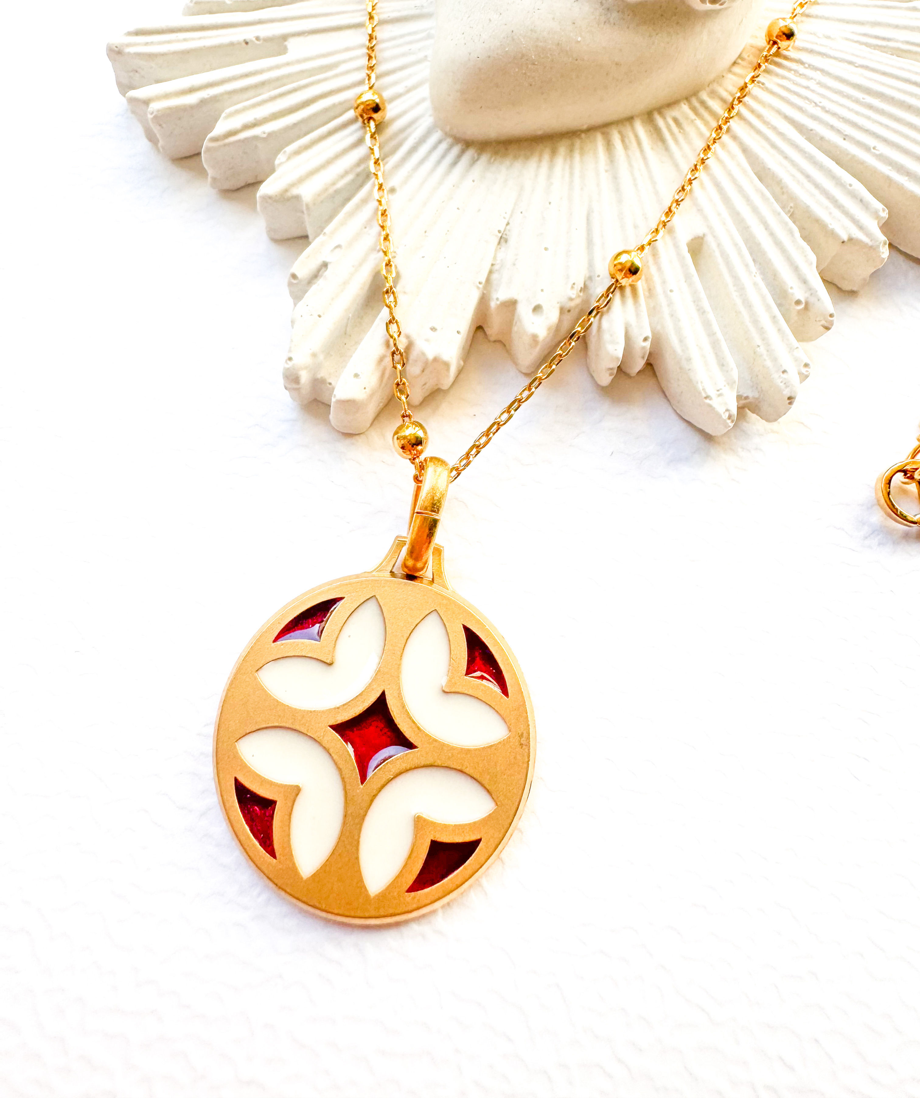 Collier médaille croix-rosace rouge foncé 