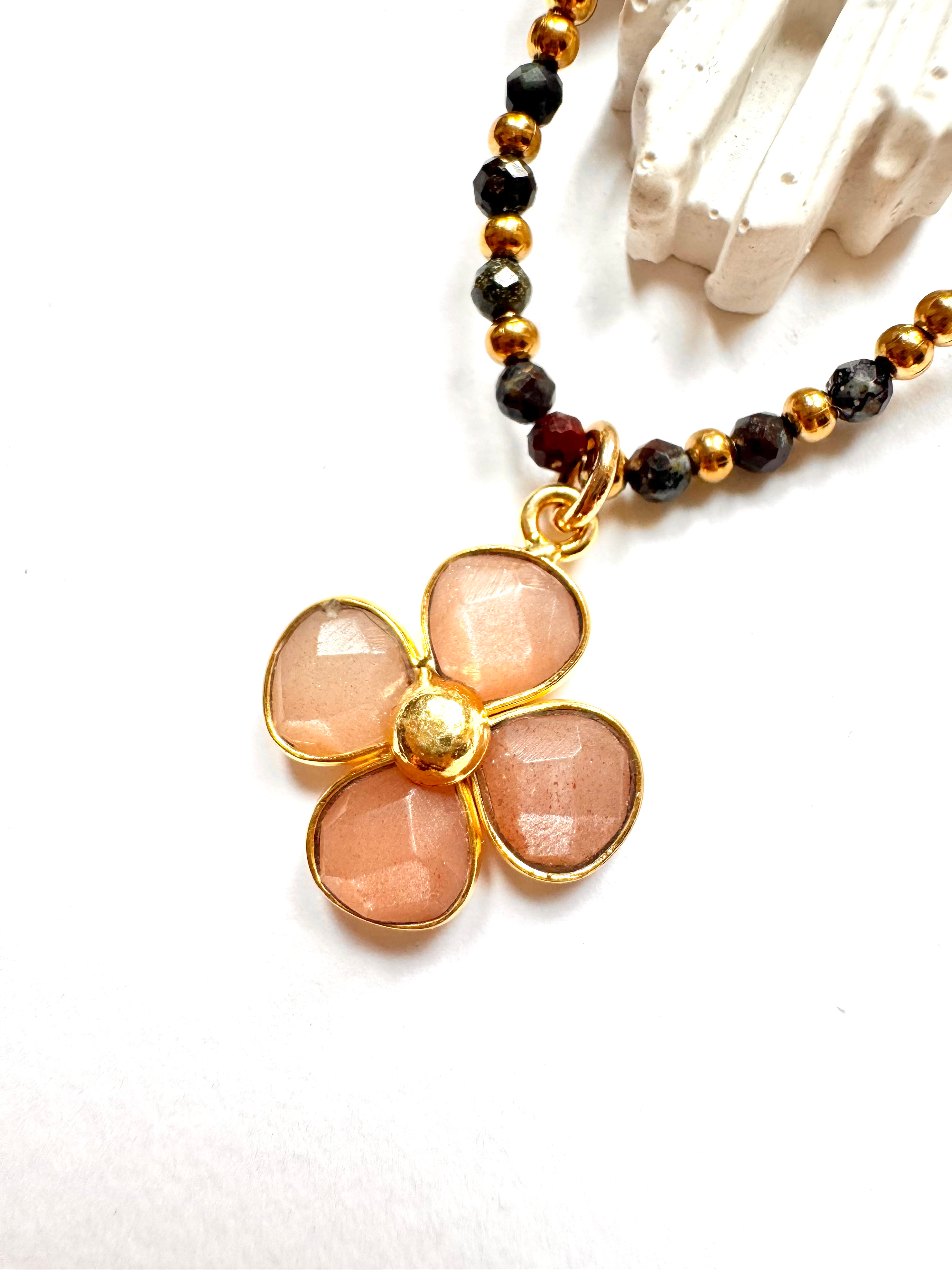 Collier trèfle pierre de soleil et jaspe 