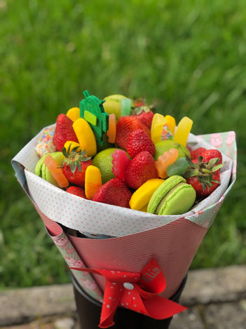 Jestivi buket slatki dječji 5 Jagode Macarons.JPEG