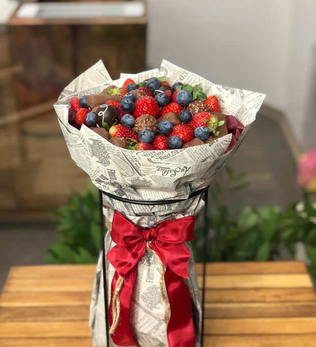 Slatki buket Dan zena jagode borovnice čokolada (1).JPEG