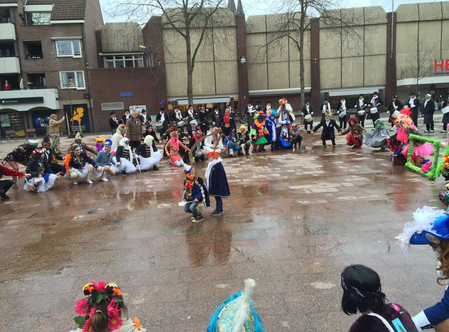 Veer kreege toen al ederein op de knieje