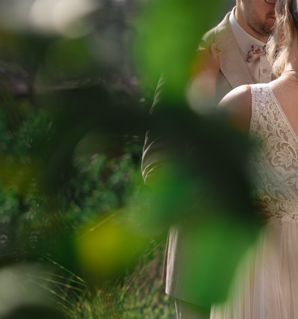 Ein Brautpaar in inniger Umarmung während des First Looks