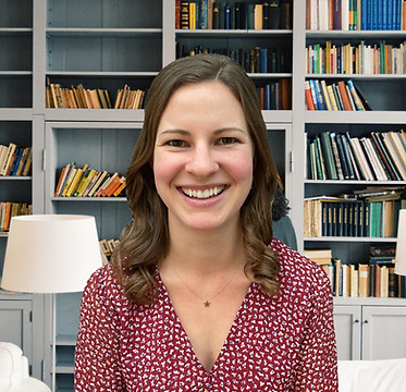 A women prepared to offer content marketing and SEO services