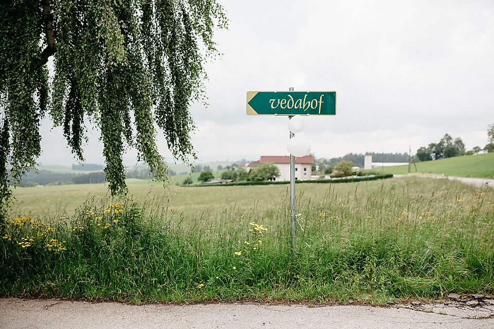 Vedahof Schild