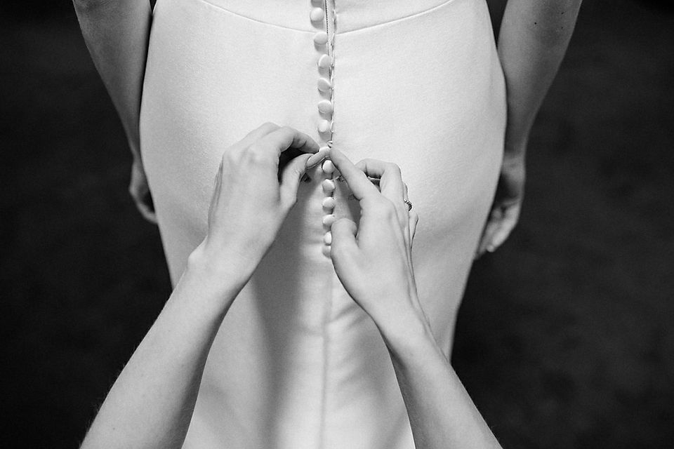 Brautkleid wird zugeknöpft