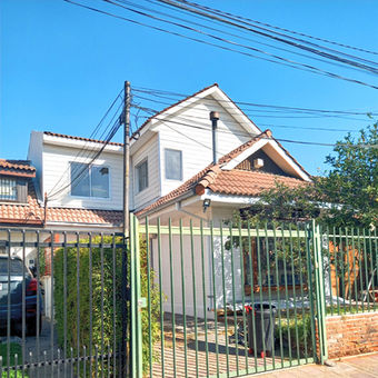 Vivienda unifamiliar remodelada con enfoque funcional y diseño contemporáneo en Peñalolén, Santiago.