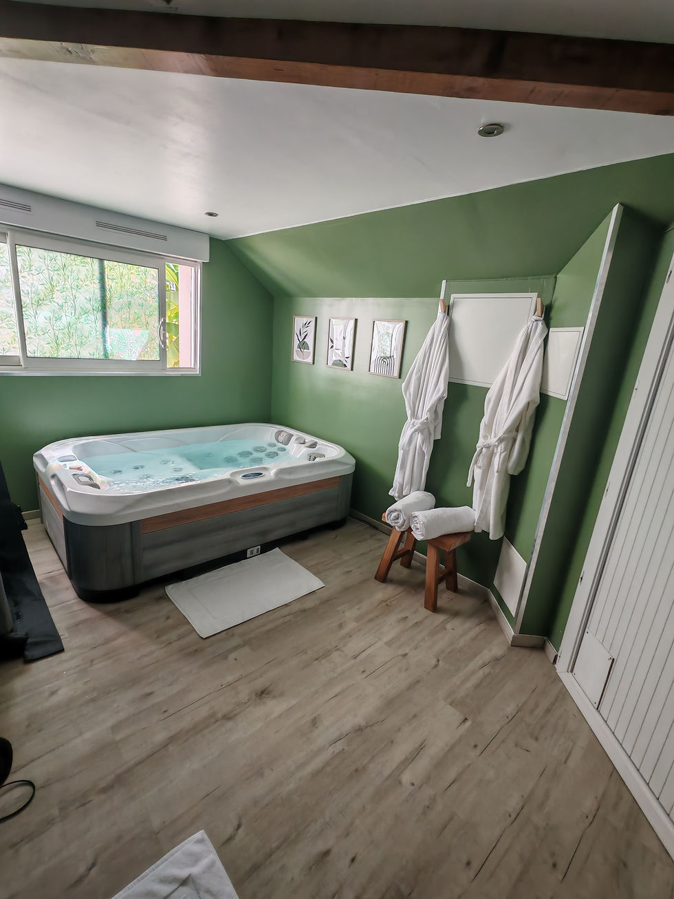 Pièce bien être avec spa au Havre de Chaux