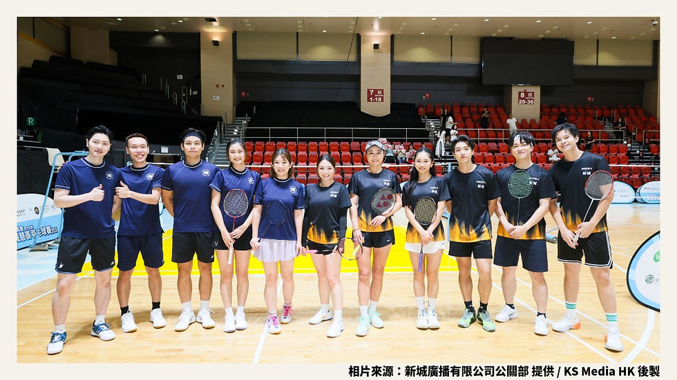 陳柏宇、張馳豪、李思雅、JW王灝兒、何晉樂、黎展峯等多位香港星級藝人與運動員身穿運動服，在室內羽毛球場木地板上並排站立的大合照。