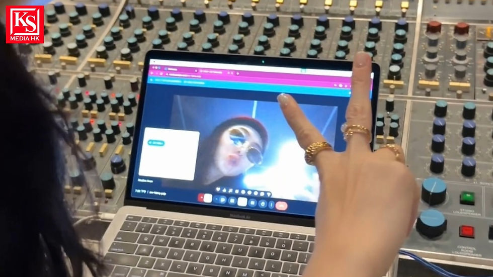 張栢芝 Cecilia Cheung 在錄音室感性投入全新單曲錄製,並透過筆記型電腦進行視訊花絮側拍圖。 | KS Media HK