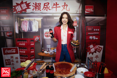 可口可樂®推「Foodmarks 美食地標」引領消費者發掘人情滋味亞洲首個大型 Foodmarks 體驗 「可口可樂® 《食神》嚐聚滋味館」廟街重現經典七大《食神》「情與義」滋味「火雞姐」莫文蔚親臨剪綵 號召一眾飯腳嚐聚在一起