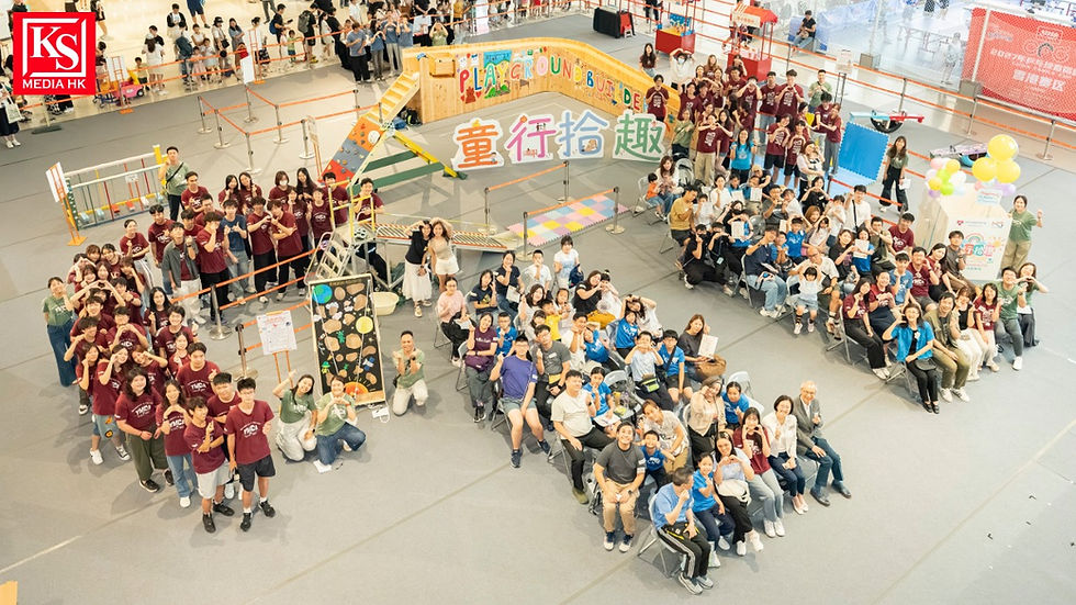 YMCA『童行.拾趣』親子手作遊樂場全體大合照,大專生義工、親子家庭與嘉賓於荃灣DPARK中庭與木製設施合影。