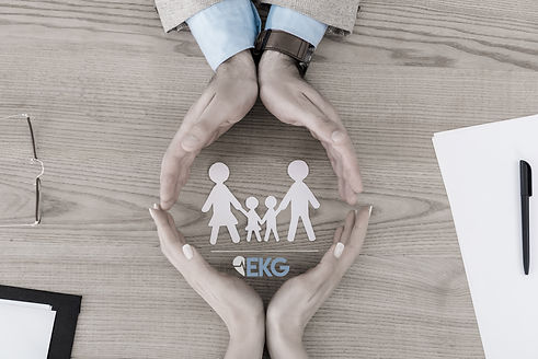 couple-making-circle-with-hands-on-wooden-table-wi-YQV6L7Z copia.jpg