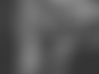 Männliche Führungskraft mit Anzug und Krawatte bricht im Gespräch in Tränen aus.