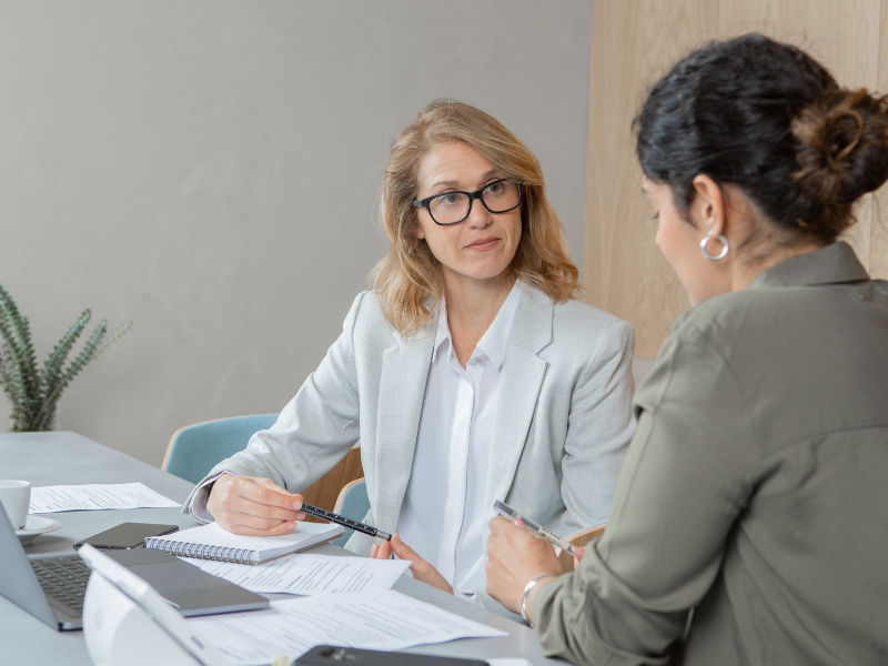 Führungskraft im Gespräch mit Mitarbeiterin - klare, wertschätzende Kommunikation im Arbeitsalltag