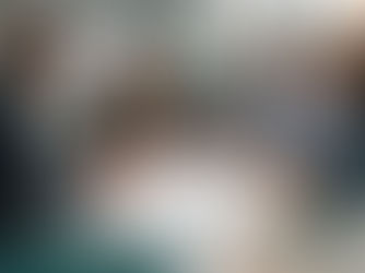 Führungskraft im technischen Teamgespräch mit mehreren Experten – konzentrierter Austausch auf Augenhöhe in moderner Arbeitsumgebung.