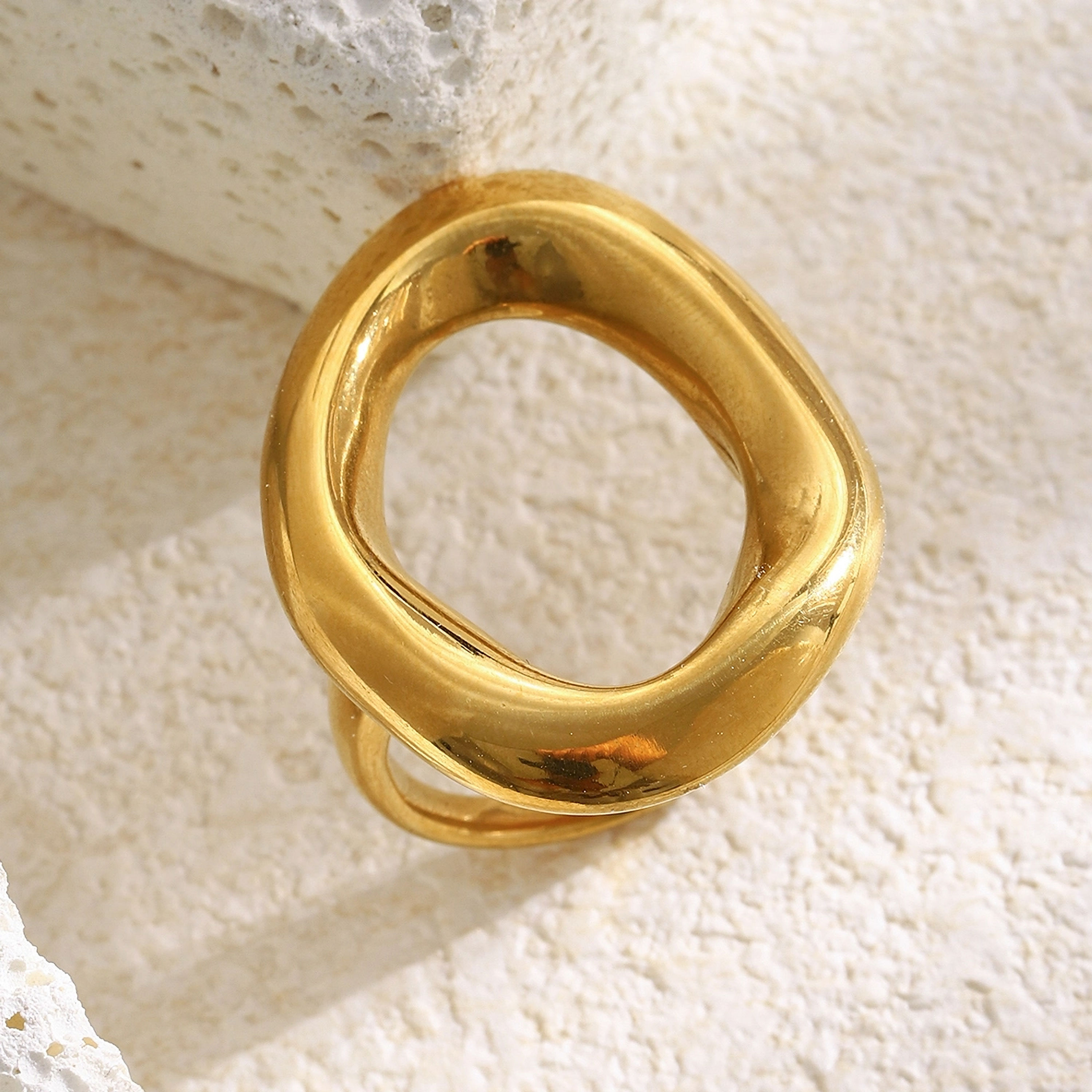 Roselle Hollow Circle (18K G) Ring