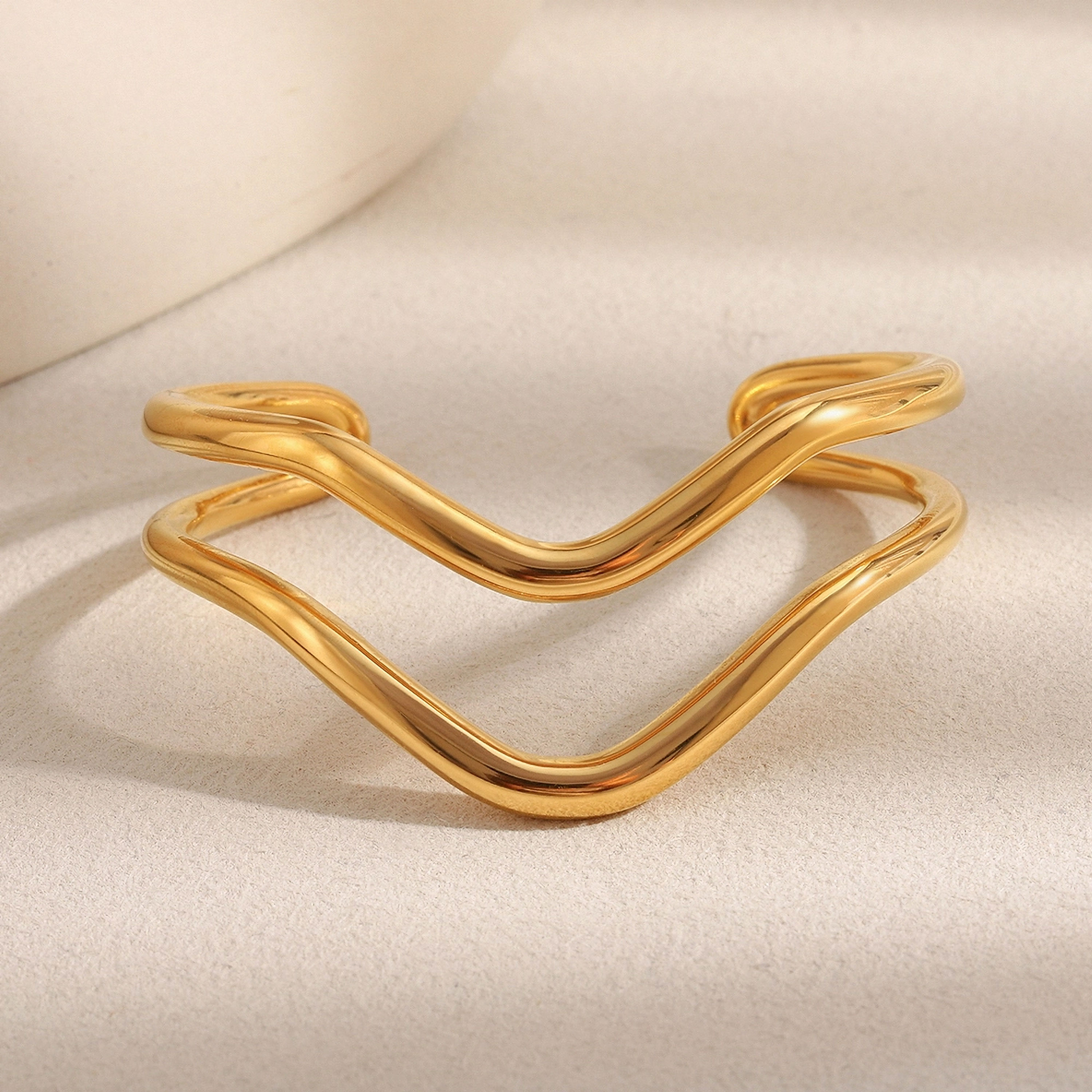 Roselle V Wave (18K G) Bangle Bracelet