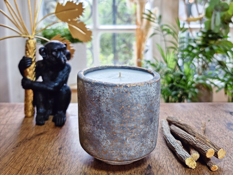 Miniatura: Candela con cera vegetale di soia profumata con olio essenziale. Candela fatta a mano in vasetto di ceramica. made in italy
