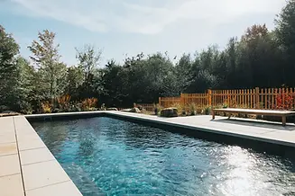 piscine-couleur-fond-rocheux.webp