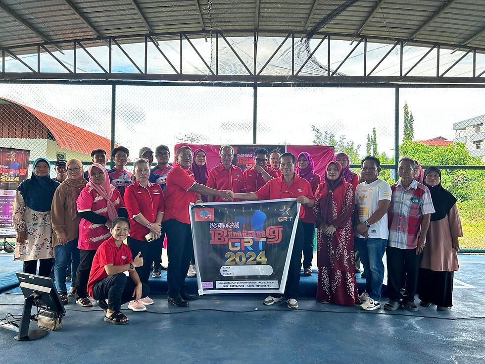 Penyerahan sepanduk oleh Dato’ Zaman Bayang kepada Koyo Mindong, Ketua PDM Bombong I, penganjur majlis Suai Kenal dan Bintang Gagasan Rakyat Tandek 2024 akan datang