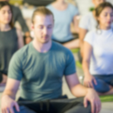 grupo de personas sentados en el piso en posición de medicación 